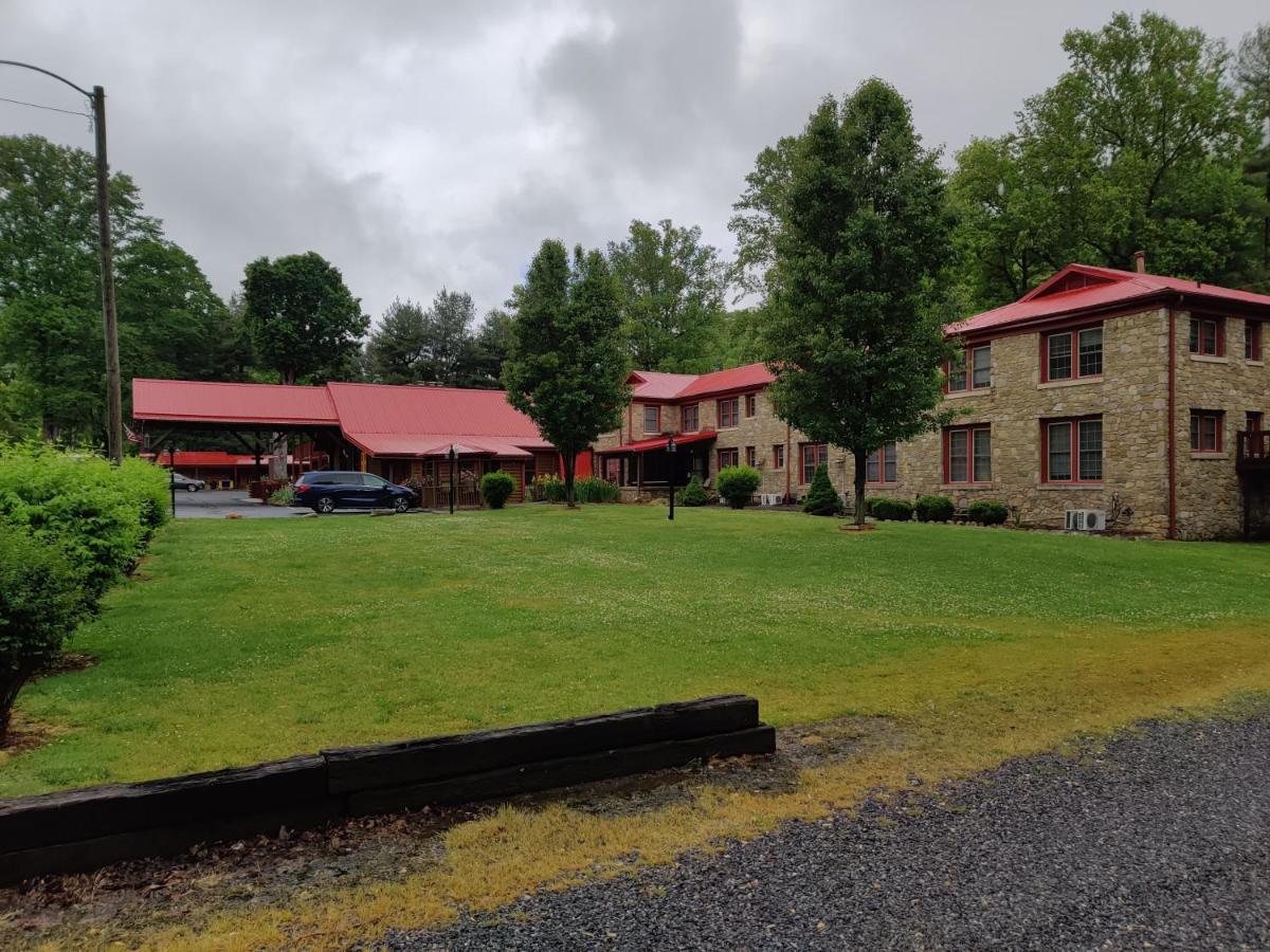 Hotel Smoky Falls